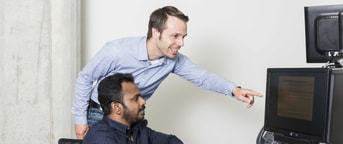 Mitarbeiter wird instruiert Mitarbeiter wird instruiert